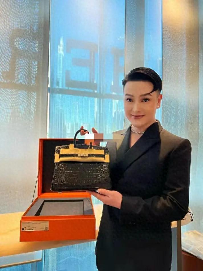 开云服务-人民日报怒批！炫富、偷税749万、跑国外，现又来“割内地韭菜”