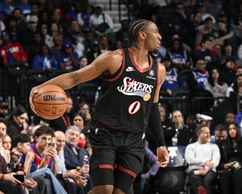 开云服务-76人险胜送爵士7连败：马克西25+6沃克22+10 乔治30分